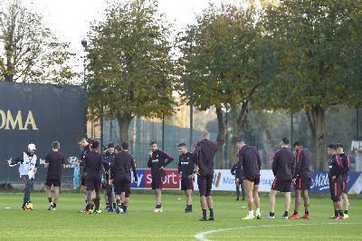 FOTO - Allenamento Roma: lavoro tattico. Terapie per De Rossi, Pastore e Luca Pellegrini FOTO - Allenamento Roma: lavoro tattico. Terapie per De Rossi, Pastore e Luca Pellegrini
