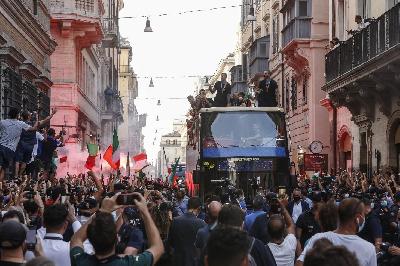 Il giro d'onore del pullman ieri a Roma @Getty Images