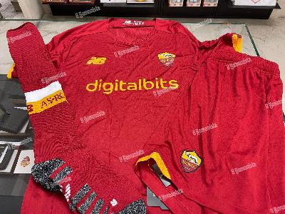 GALLERY - I dettagli della nuova divisa della Roma 2021-22 GALLERY - I dettagli della nuova divisa della Roma 2021-22