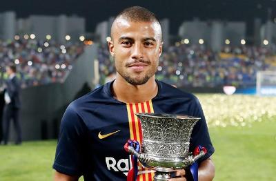 Rafinha con la Supercoppa spagnola