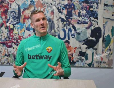 Robin Olsen durante l'intervista a Trigoria