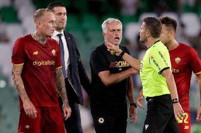 Mourinho e Karsdorp si confrontano con l'arbitro Figueroa durante Betis-Roma @Getty Images