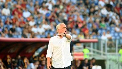 José Mourinho guida i suoi dalla panchina dell'Olimpico (As Roma via Getty Images)
