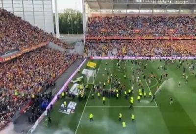 Scontri tra i tifosi e invasione di campo: Lens-Lille interrotta ...
