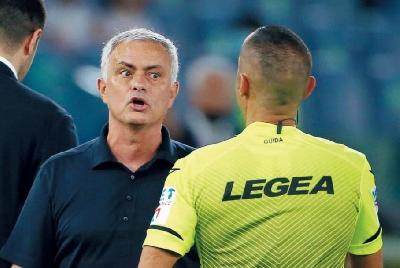 Lo sguardo di José Mourinho verso l’arbitro Guida