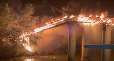 Roma, crolla parte del Ponte dell'Industria per un incendio