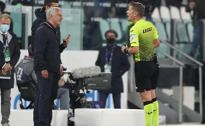 Mourinho a colloquio con Orsato durante Juventus-Roma