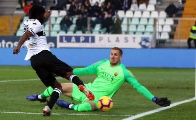 Olsen salva su Gervinho a inizio partita