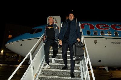 Mourinho scende dall’aereo che ha portato la Roma ieri a Bodø con un viaggio durato quattro ore. Con lui il team manager Cardini (©AS Roma via Getty Images)