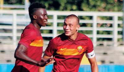 Una foto della scorsa stagione: il capitano dell’Under 18, Nicolò Evangelisti, esulta con Felix: il 31 agosto è passato all’Empoli, oggi sarà a Trigoria da avversario. Mentre Felix sarà in prima squadra, con Mourinho @Sprint e Sport