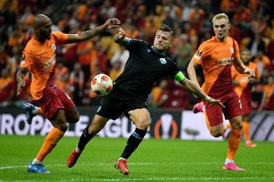 Il brasiliano Marcao a contrasto con Immobile nella recente partita di Europa League (© Getty Images)