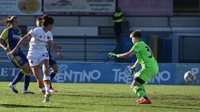 Il gol di tacco di Lazaro sabato contro il Verona (As Roma via Getty Images)
