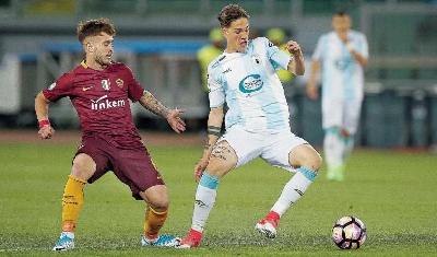 Nicolò Zaniolo pressato dal romanista Bordin, durante la finale di Coppa Italia Primavera