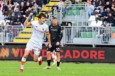 Shomurodov dopo il gol al Venezia (As Roma via Getty Images)