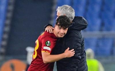 Missori abbraccia Mourinho dopo il triplice fischio all'Olimpico (As Roma via Getty Images)