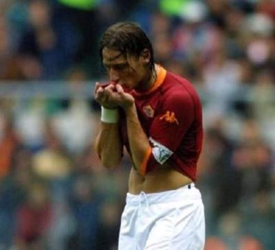 Totti bacia la maglia della Roma (Getty Images)