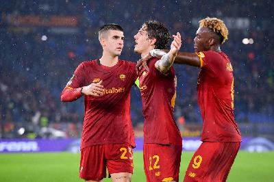Mancini, Zaniolo e Abraham festeggiano dopo la rete del 22 contro lo Zorya (Getty Images)