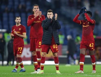 I calciatori della Roma applaudono i tifosi dopo la gara con il Torino (Getty Images)