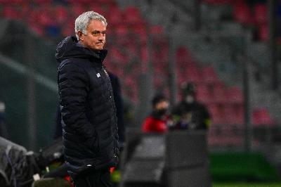 Mourinho in panchina al Dall'Ara (As Roma via Getty Images)