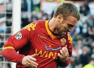 Daniele De Rossi bacia la maglia dopo il gol all'Inter nel 2010 (Getty Images)