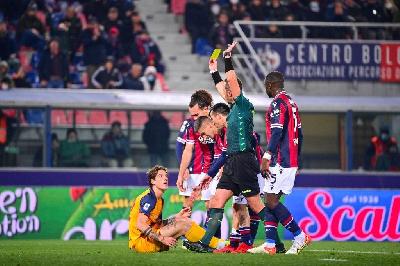 Zaniolo viene ammonito da Pairetto in Bologna-Roma (Getty Images)