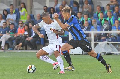 Kolarov in un contrasto con Toloi nella passata stagione