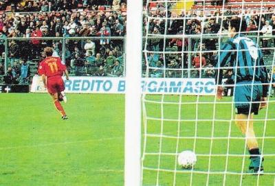 Di Francesco esulta dopo il gol a Bergamo