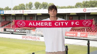 Edoardo Soleri con la sciarpa dell'Almere