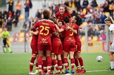 La squadra festeggia la vittoria con il Sassuolo (Photo by Luciano Rossi/AS Roma via Getty Images)