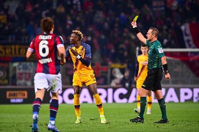 Abraham viene ammonito da Pairetto in Bologna-Roma (AS Roma via Getty Images)
