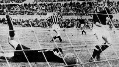Manfredini segna con l'Udinese nella gara del 24 dicembre 1961