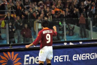 Un'esultanza di Vincenzo Montella con la maglia della Roma
