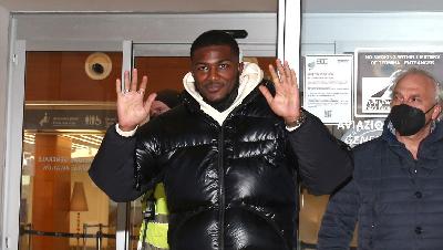 Maitland Niles all'arrivo a Ciampino