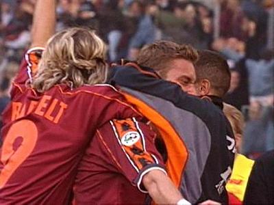 Bartelt abbraccia Totti