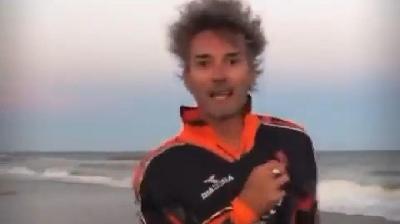 VIDEO - Bartelt palleggia sulla spiaggia con la maglia della Roma