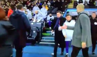 Il momento in cui Guardiola tende la mano a Sarri