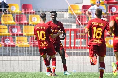 Felix Afena-Gyan esulta con Volpato e Faticanti dopo il gol al Sassuolo, in Primavera (AS Roma via Getty Images)