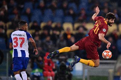 Federico Fazio in un contrasto aereo