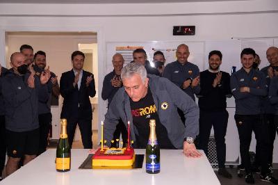 FOTO e VIDEO - La torta e le risate: la sorpresa della squadra a Mourinho