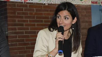 Virginia Raggi in conferenza