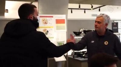 Mourinho stringe la mano al tifoso (Fermo immagine del video postato dal profilo Twitter @OfficialAsRoma)