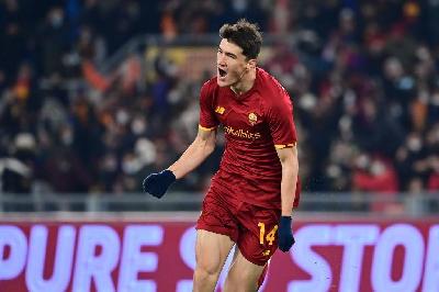 Shomurodov esulta con la maglia giallorossa (As Roma via Getty Images)