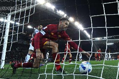 Pellegrini recupera palla a Udine dopo il rigore segnato (Getty Images)