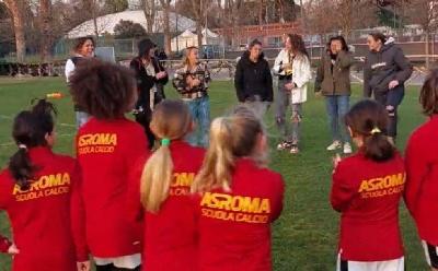 VIDEO - Roma Femminile: sorpresa di Bartoli e compagne alle bimbe della scuola calcio