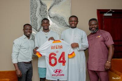 Felix Afena-Gyan in compagnia di Mustapha Ussif (che regge la maglia) e Kwadwo Baah Agyemang (a destra). (Foto dal profilo Twitter @ohenegyanfelix9)