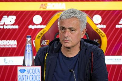 Mou in conferenza stampa (As Roma via Getty Images)