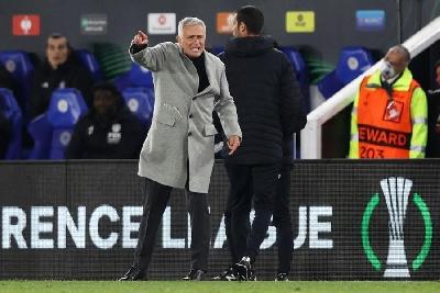 José Mourinho impartisce indicazioni durante Leicester-Roma (Getty Images)