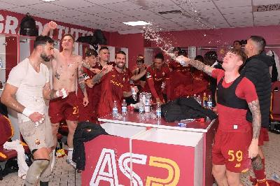 La festa della squadra negli spogliatoi (As Roma via Getty Images)