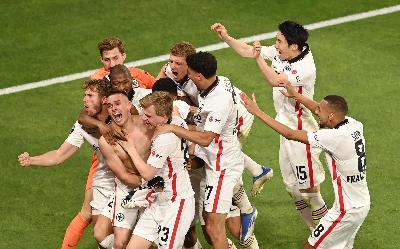 L'Eintracht esulta dopo aver vinto l'Europa League ai rigori (Getty Images)