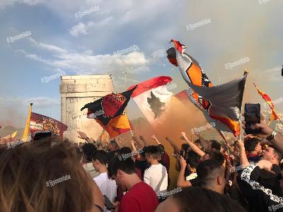 GALLERY - Una marea giallorossa fuori dall'Olimpico: i migliori scatti GALLERY - Una marea giallorossa fuori dall'Olimpico: i migliori scatti